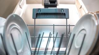 Nguyên nhân khiến máy rửa bát có mùi hôi khó chịu