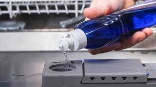 Hướng dẫn cách đổ nước trợ xả vào máy rửa bát Electrolux đúng chuẩn