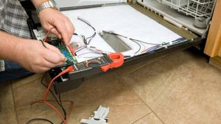 Hướng dẫn sửa cửa máy rửa bát không đóng hoặc chốt được