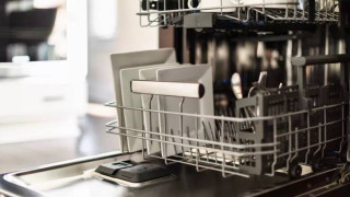 Cách vệ sinh máy rửa bát để loại bỏ cặn bẩn, cặn xà phòng