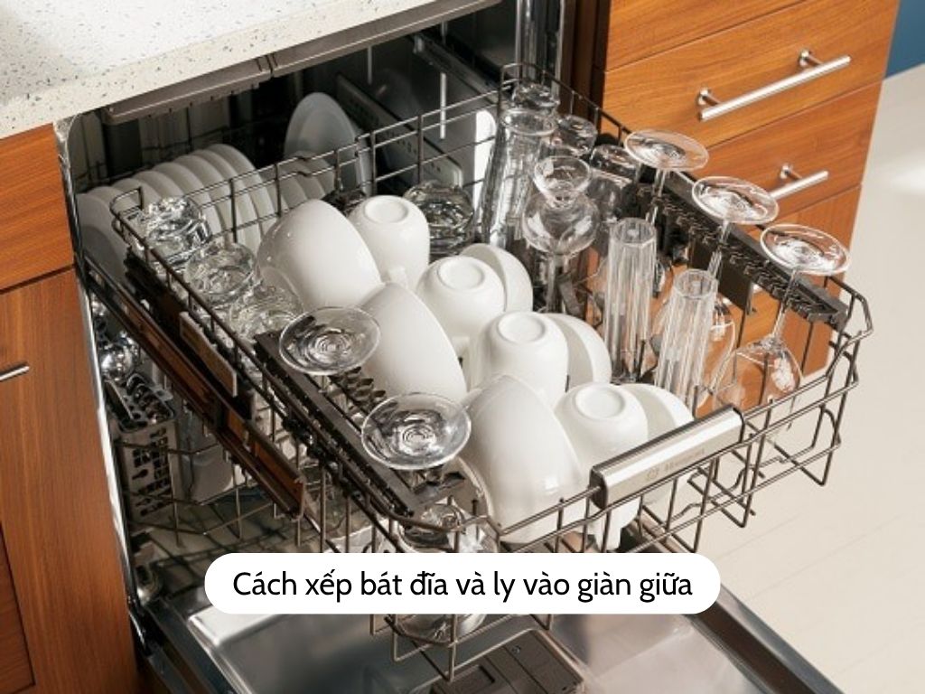 Cách xếp bát đĩa và ly vào giàn giữa