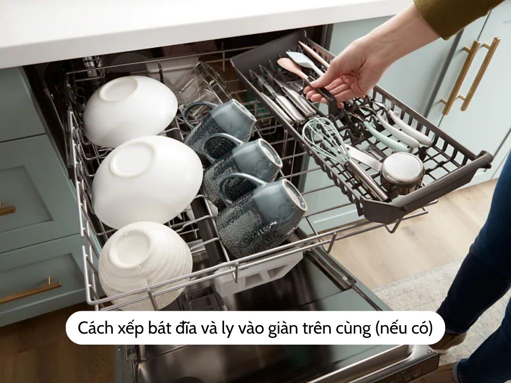 Dao, thìa, đũa xếp nằm ngang, không chồng chéo trên giàn trên cùng