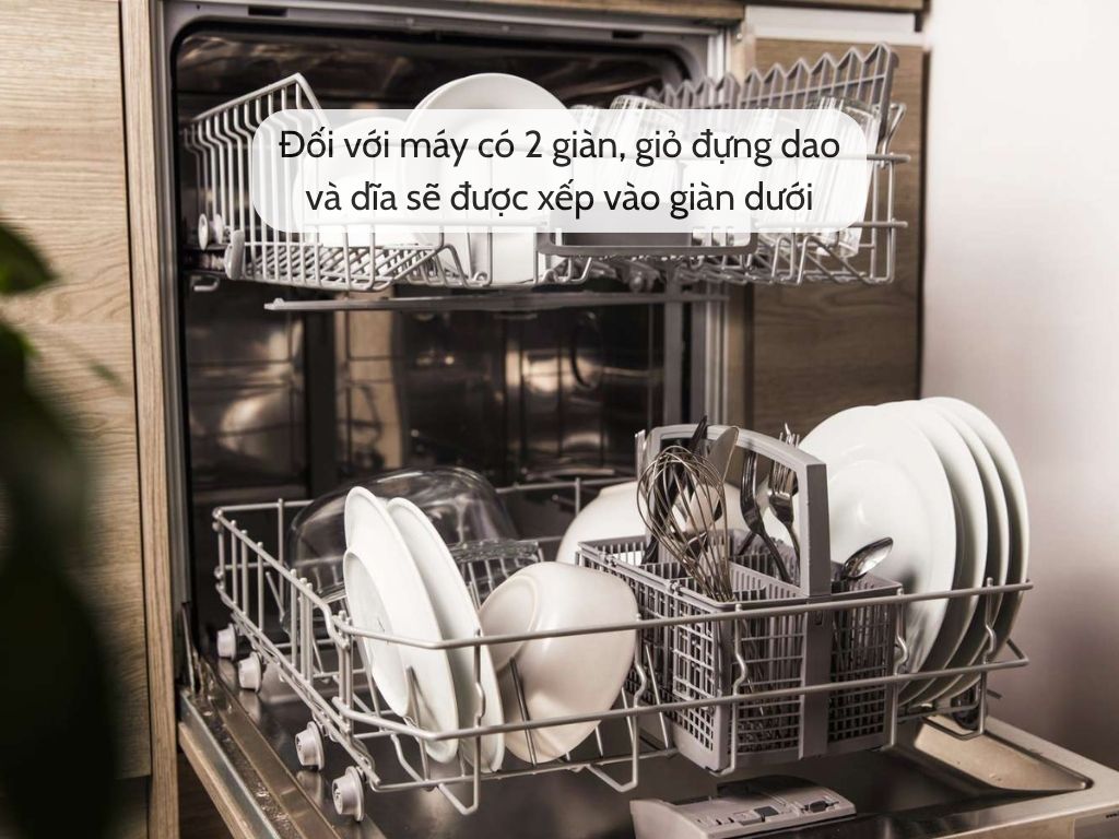 Đối với máy có 2 giàn, giỏ đựng dao và dĩa sẽ được xếp vào giàn dưới