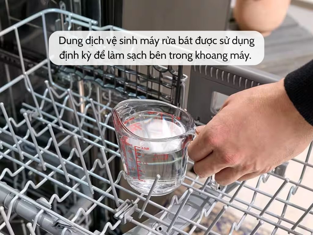 dung-dich-ve-sinh-may-rua-bat-duoc-su-dung-dinh-ky-de-lam-sach-ben-trong-khoang-may