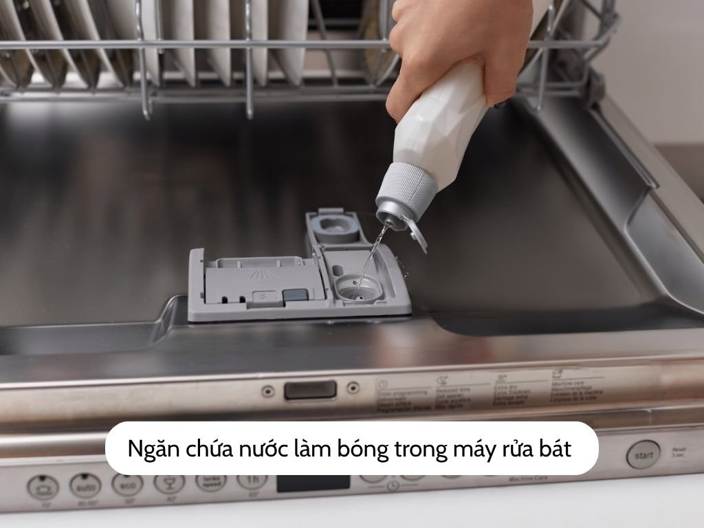 ngan-chua-nuoc-lam-bong-trong-may-rua-bat