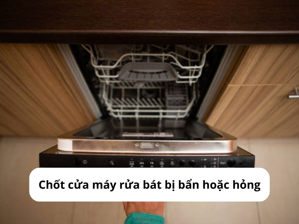Chốt cửa bị bẩn hoặc hỏng