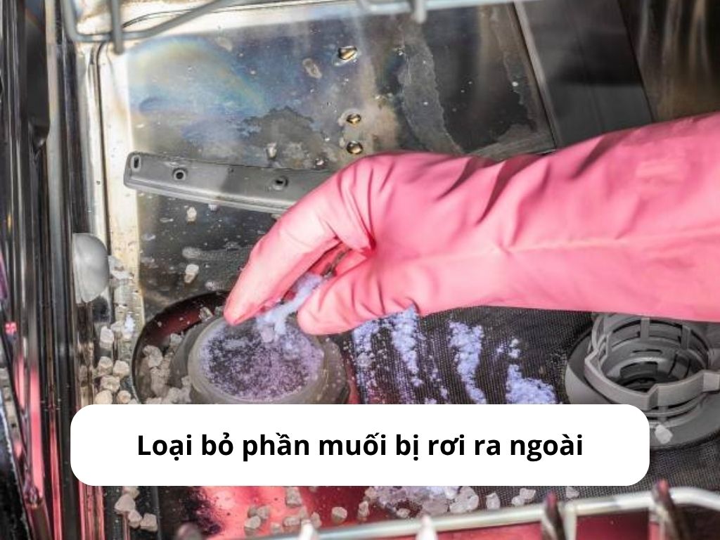 Lau sạch muối rơi vãi để tránh ăn mòn các bộ phận kim loại trong máy