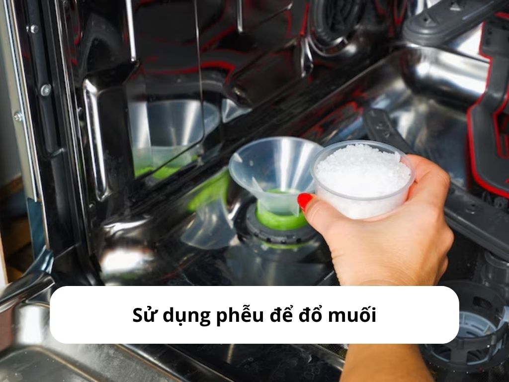 Sử dụng phễu để đổ muối