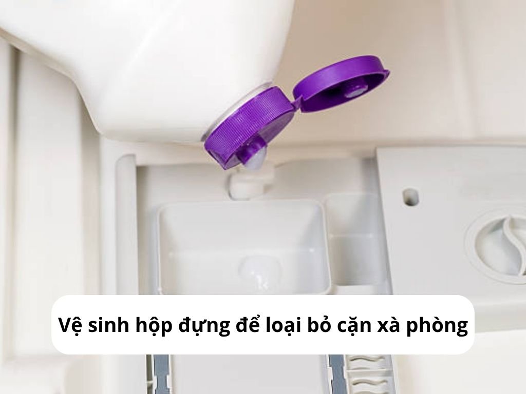 Vệ sinh hộp đựng chất tẩy rửa máy rửa bát bằng khăn ẩm và giấm pha loãng
