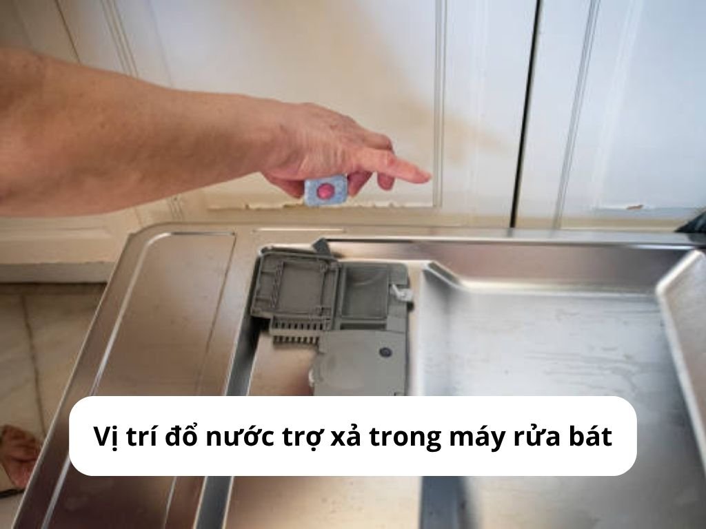 Vị trí ngăn đựng nước trợ xả trong máy rửa bát Electrolux