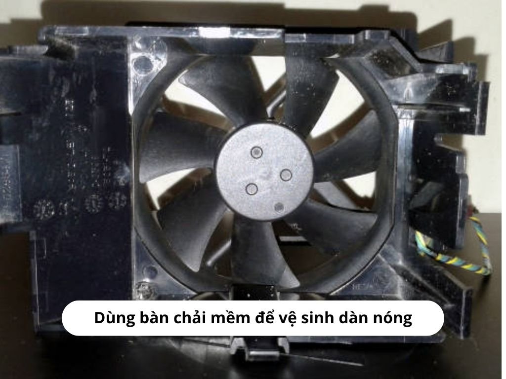 Dùng bàn chải mềm để vệ sinh dàn nóng
