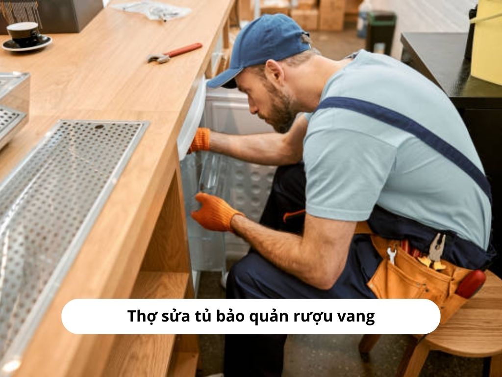 Thợ của trung tâm bảo hành BOSCH tại miền Bắc đang hỗ trợ khách hàng sửa chữa tủ bảo quản rượu vang