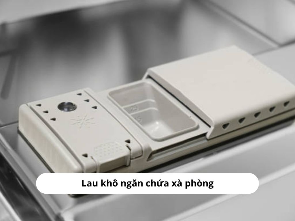 Lau khô ngăn chứa xà phòng trước khi đặt viên rửa để đảm bảo tan hoàn toàn
