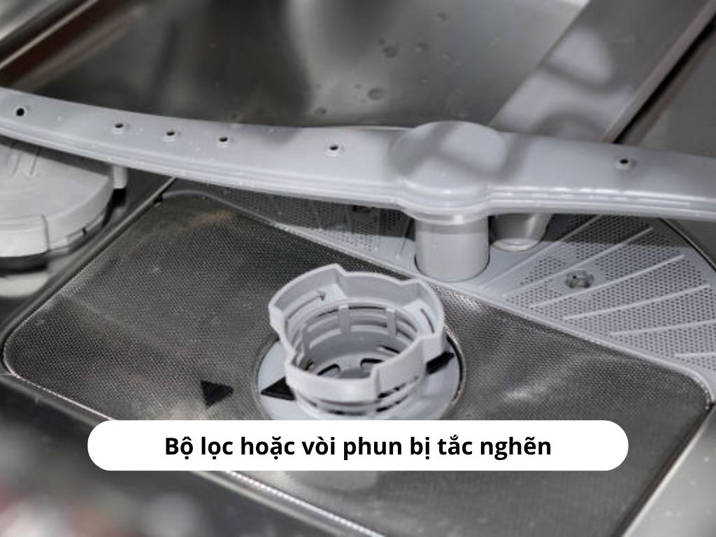 Lỗ phun nước trên cánh tay máy rửa bát Electrolux bị tắc nghẽn